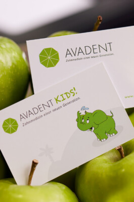 Visitenkarte von AVADENT Kids – Alle Fachbereiche der Zahnmedizin unter einem Dach.