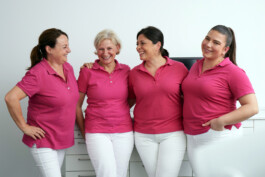 Herzliches Teamfoto von AVADENT – Ein buntgemischtes, fröhliches Team