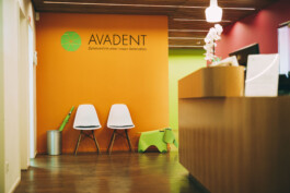 Unser farbenfroher Flur im AVADENT-Standort Friedrichsdorf-Köppern.