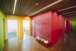 Der farbenfrohe Flur im AVADENT-Standort Friedrichsdorf-Köppern.