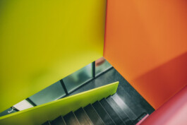 Unser farbenfrohes Treppenhaus bei AVADENT Bad Homburg